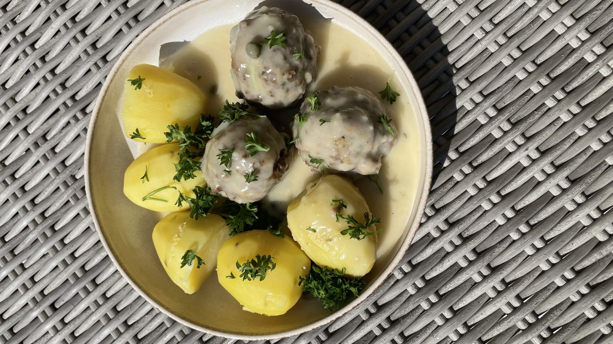 Vegane Königsberger Klopse mit Erbsen-Hack